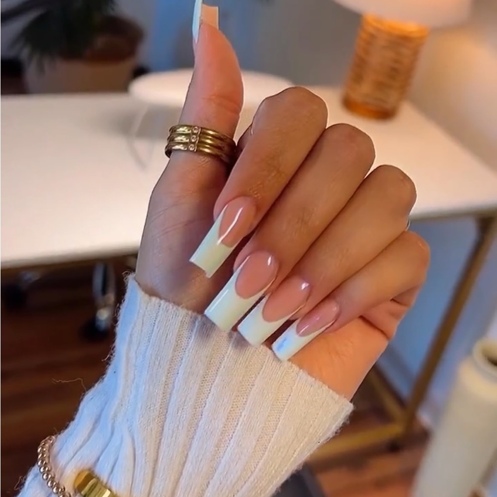 Nail set and bracelet